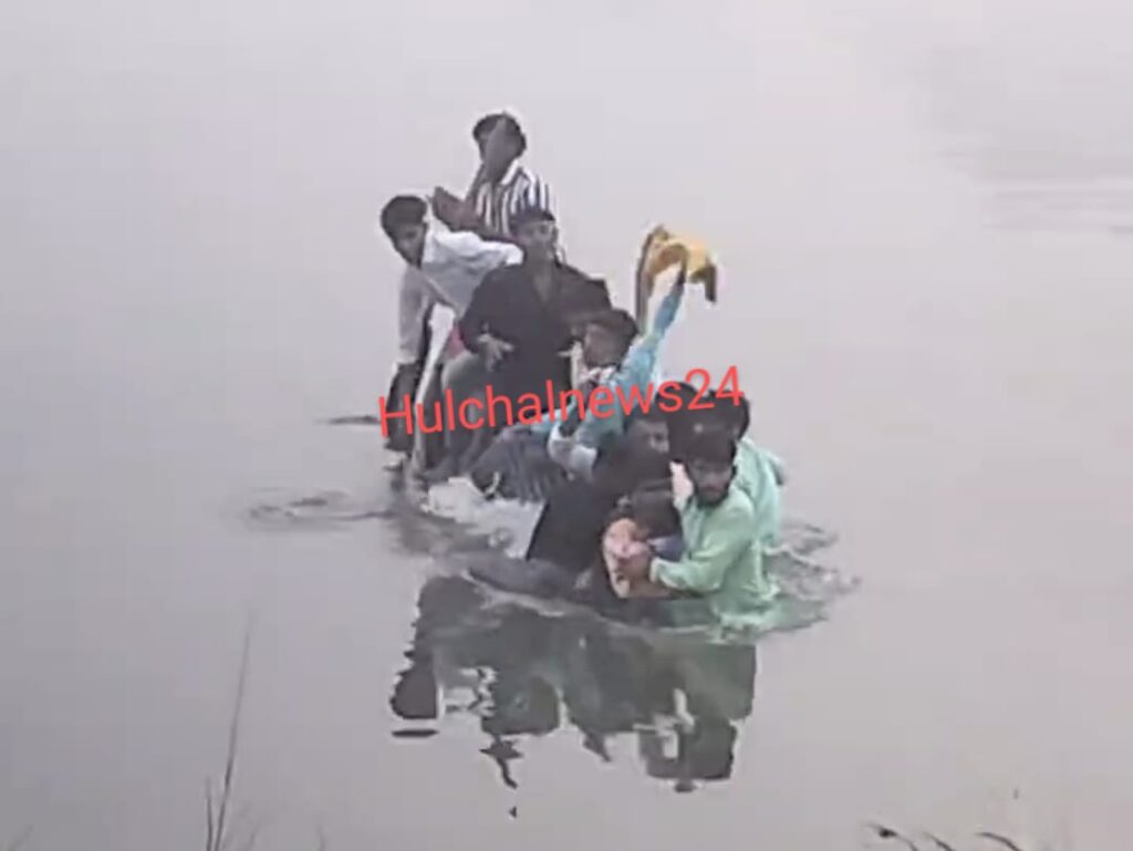 नाव हादसा : छठ घाट पर नाव पलटने से दो युवक की मौत ; एक दर्जन लोगों को बचाया गया
