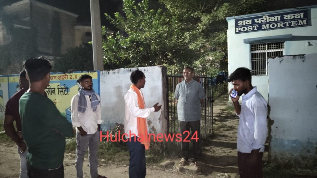 अनियंत्रित पिकअप ने कार में ठोकने के बाद रिक्शा चालक को कुचला ; अस्पताल में मौत के बाद मातम