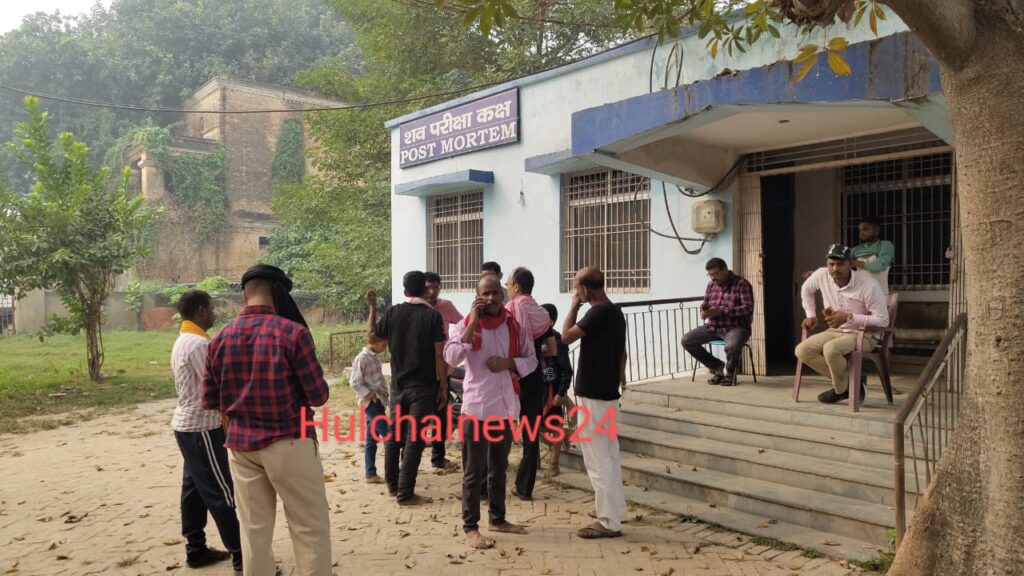 पुत्र के साथ बाइक से जा रही महिला की सड़क दुर्घटना में मौत के बाद मातम
