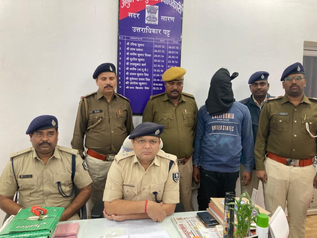 खेत में करंट लगने से मौत मामले में हत्या की प्राथमिकी के बाद एक महिला को लेकर साथ जाने वाला युवक गिरफ्तार ; अब खेत मालिक पर भी होगी प्राथमिकी