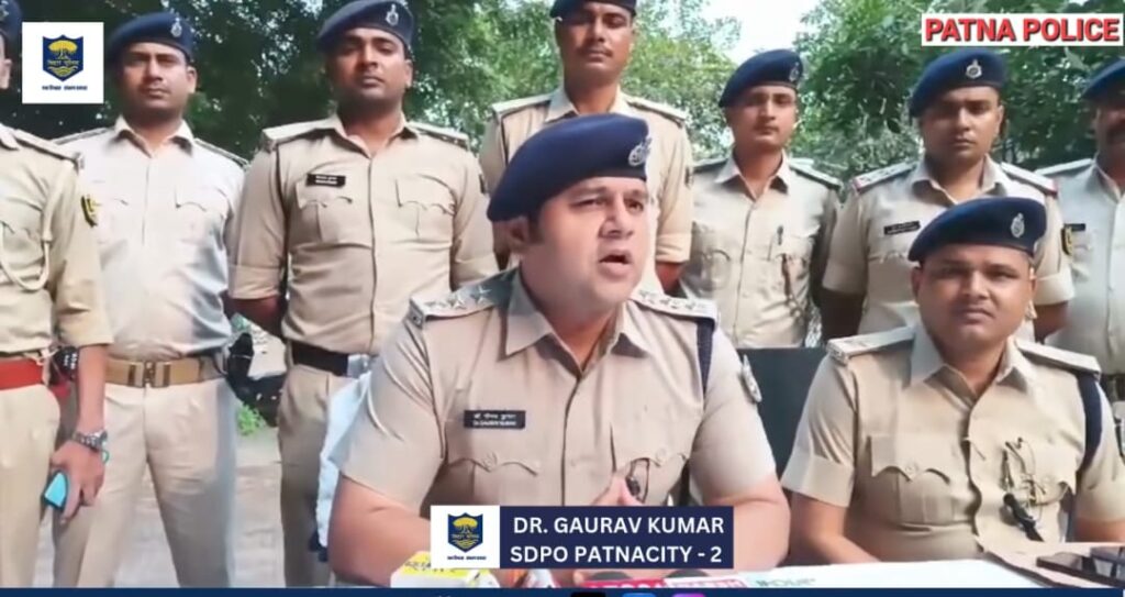 राहगीरों से लूटपाट मामले में दो अपराधियों को गिरफ्तार कर पुलिस ने लूट का सामान किया बरामद