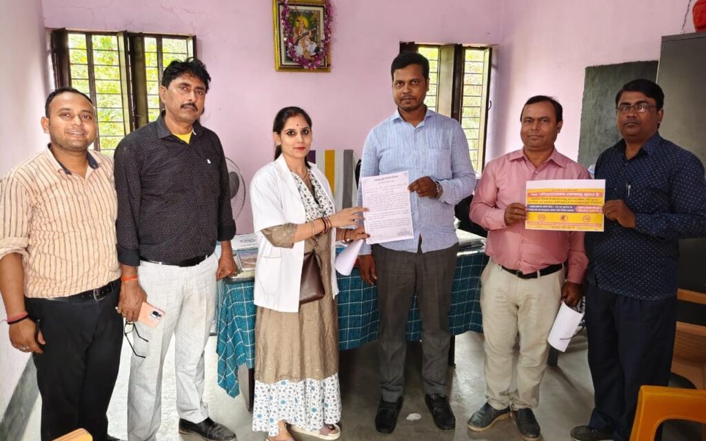 राष्ट्रीय तंबाकू नियंत्रण कार्यक्रम कोटपा एक्ट के तहत सीएचओ विद्यालयों सहित ग्रामीणों के साथ बैठक कर चला रहे जागरूकता अभियान