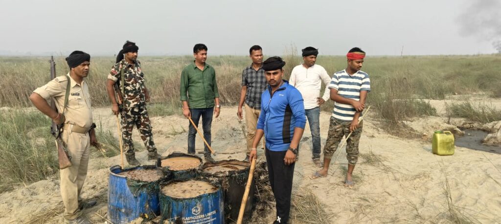 सारण पुलिस लगातार चला रही मद्यनिषेध विशेष अभियान ; 105 ली० शराब के साथ 13 गिरफ्तार ; 38 दिनों में 8278 स्थानों पर छापामारी, 19716.96 ली० शराब जब्त, 904 गिरफ्तारी