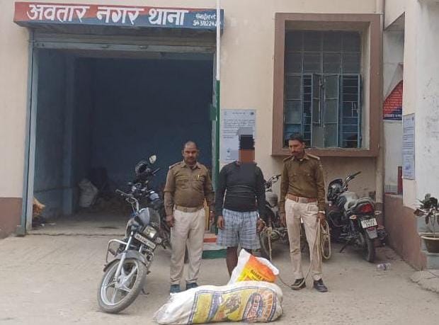 130 लीटर देसी शराब व चोरी की बाइक के साथ एक तस्कर गिरफ्तार