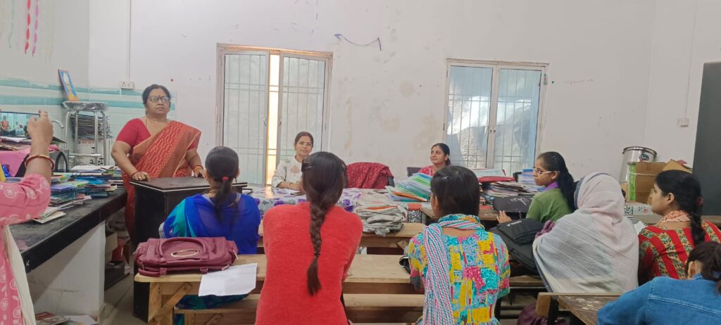 संविधान दिवस के अवसर पर जयप्रकाश महिला कॉलेज में निबंध, क्विज, भाषण प्रतियोगिता एवं सेमिनार का किया गया आयोजन