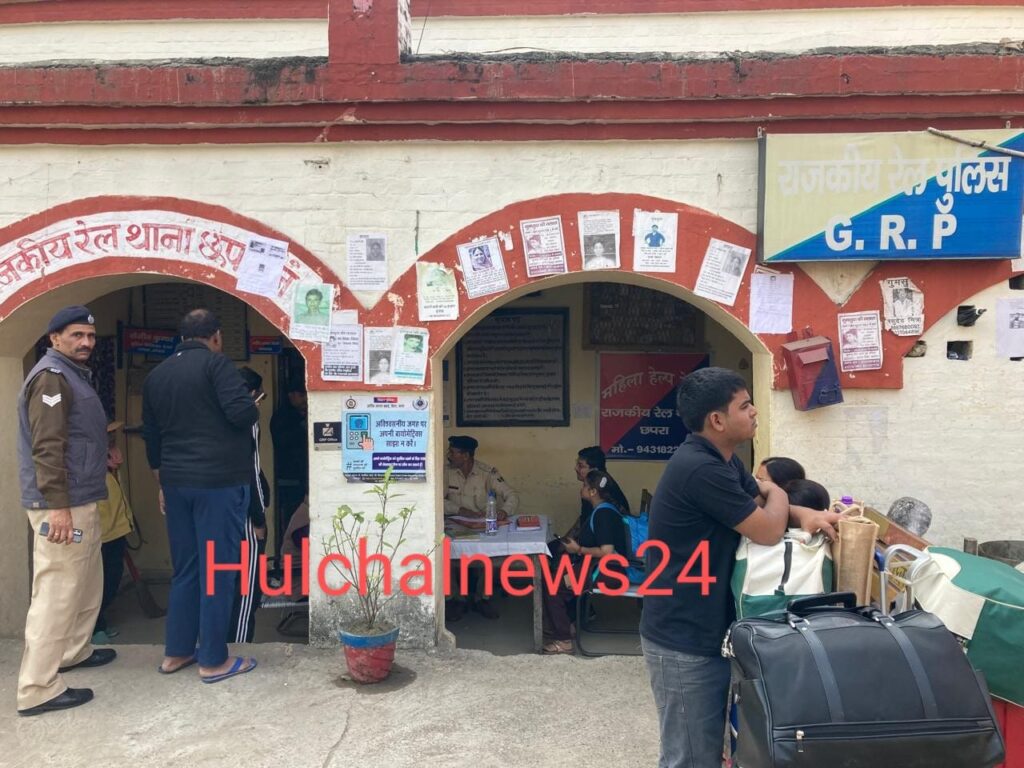 गंगा-कावेरी ट्रेन के एसी कोच में निकला सांप ; फिर बजने लगा फायर अलार्म ; अफरातफरी के बीच गायब हो गया यात्री के लाखों का सामान, खुली रेलवे के सुरक्षा की पोल