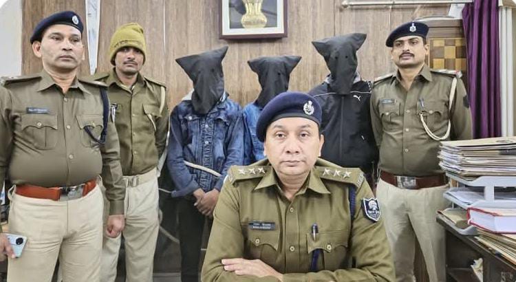 हथियार के बल पर वीडियो ग्राफर से हुए लूट मामले में 3 अपराधी गिरफ्तार ; अन्य की गिरफ्तारी के लिए छापेमारी जारी