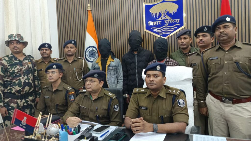 कई बैंक थे निशाने पर ; कुख्यात गोधन को सहयोगी सहित हथियार के साथ पुलिस ने दबोचा ; एक दर्जन से अधिक मामलों में थी तलाश