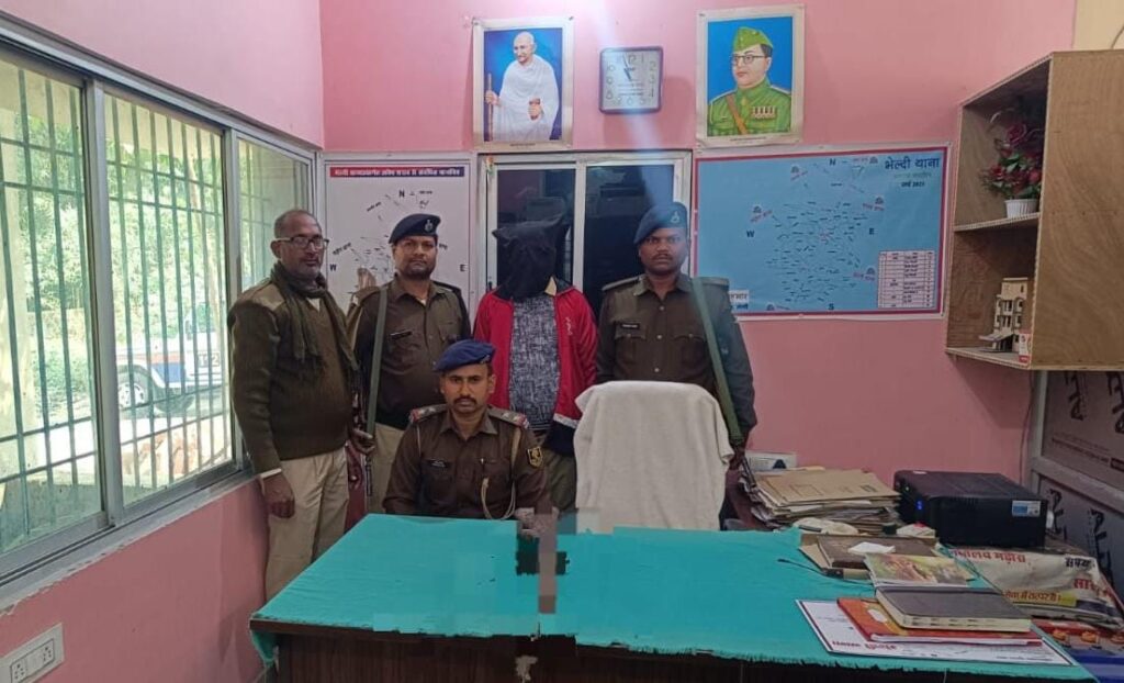 शराब के नशे में अवैध देसी रायफल से फायरिंग कर दहशत फैला रहे एक युवक को पुलिस ने किया गिरफ्तार ; रायफल व तीन जिंदा कारतूस बरामद