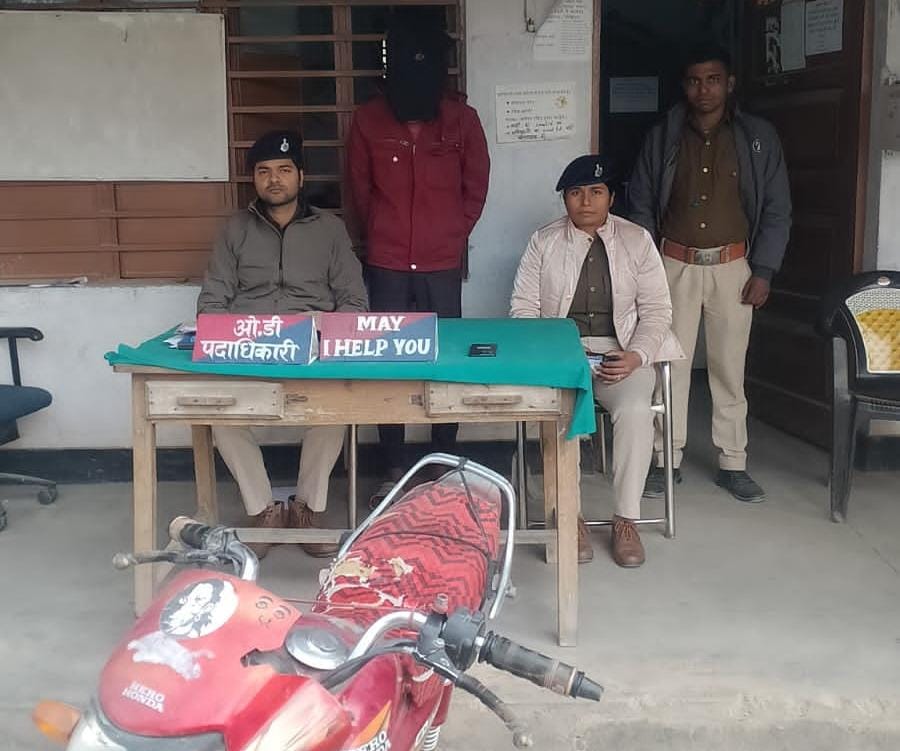 राहगीरों से मोबाईल छिनतई करने वाले अपराधी को पुलिस ने बाइक के साथ किया गिरफ्तार