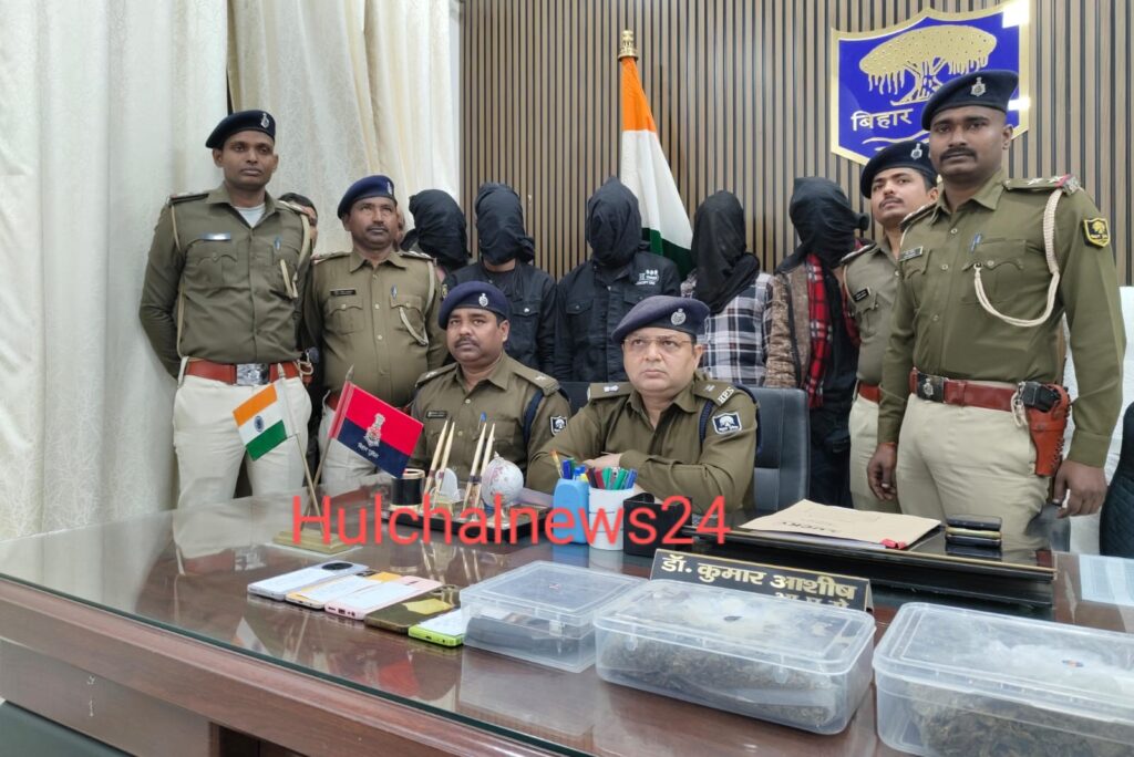 अंतर जिला गिरोह का भंडाफोड़ कर सारण पुलिस ने पांच लुटेरों को हथियार व लूट का माल के साथ किया गिरफ्तार ; संगठित गिरोह बनाकर लगातार लूट की वारदातों को दे रहे थे अंजाम