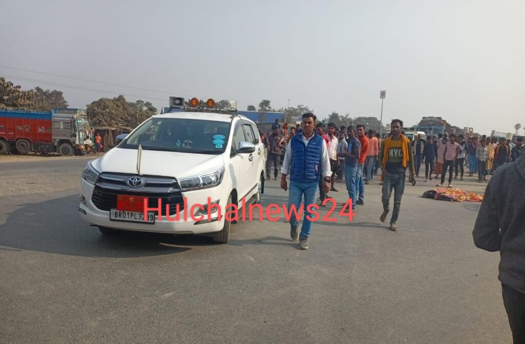 छपरा-पटना मुख्य मार्ग एनएच-19 फोरलेन पर अनियंत्रित पिकअप वैन की चपेट में आने से एक युवक की मौत के बाद आक्रोशित लोगों ने सड़क जाम कर किया बवाल