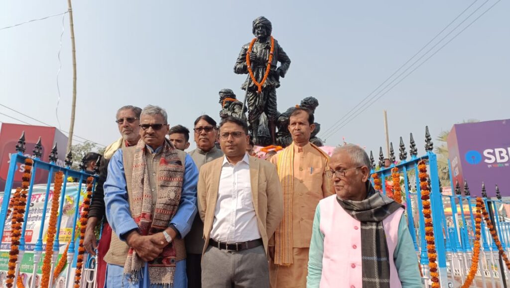 सारण में धूमधाम से मनी लोककवि सह भोजपुरी के शेक्सपियर भिखारी ठाकुर की जयंती ; कल्पना की गायकी से गूंजा भिखारी ठाकुर का गांव