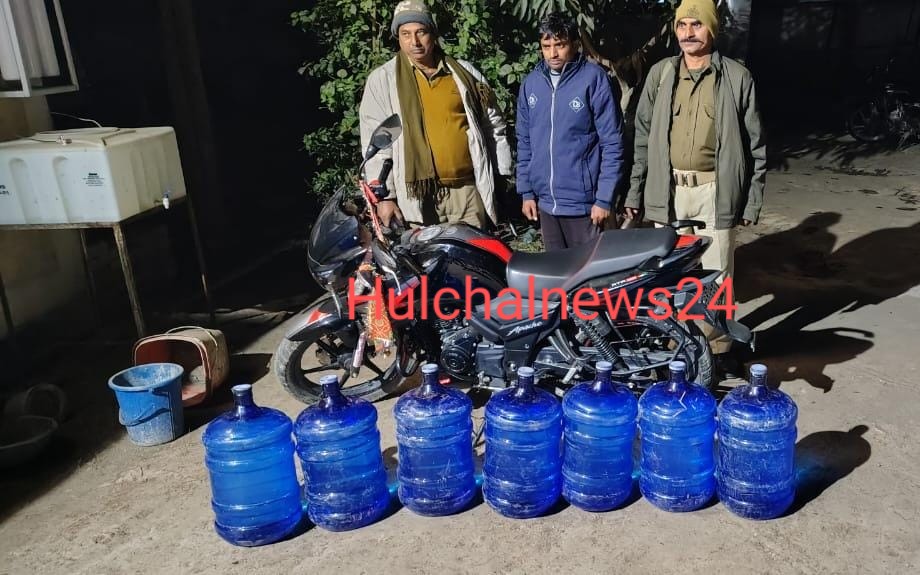 मिनरल वाटर के पैक जार में चुलाई शराब की हो रही थी डिलीवरी ; गुप्त सूचना पर पुलिस ने सात जार के साथ एक धंधेबाज को पकड़ा, चार फरार