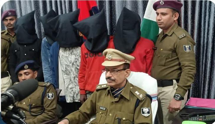 अटैची लिफ्टर एवं चेन स्नैचिंग गिरोह के आधा दर्जन सदस्य रेलवे स्टेशन पर गिरफ्तार