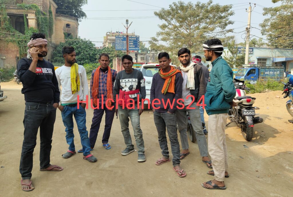 लालू चौक पर अनियंत्रित होकर टेंपो के पलटने से एक युवक की मौत ; अन्य सवार घायल