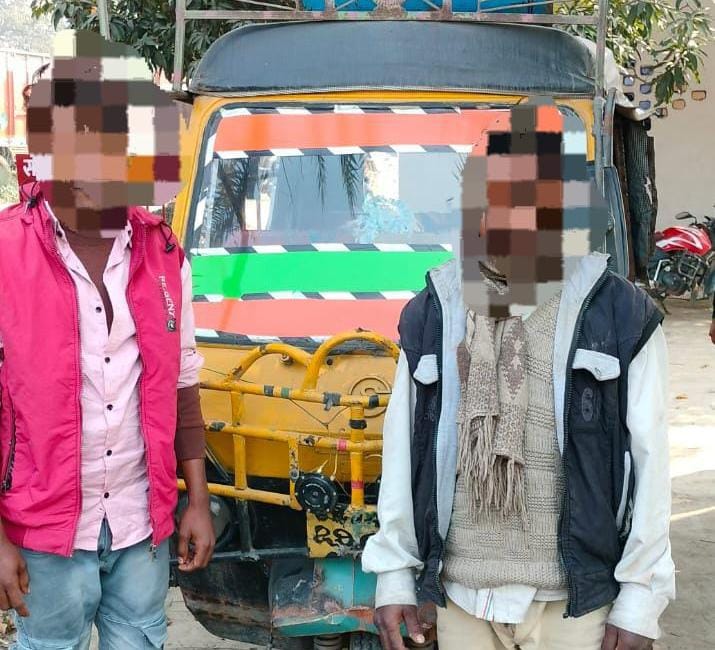 260 लीटर देसी शराब के साथ टेम्पो जब्त ; चालक समेत दो गिरफ्तार