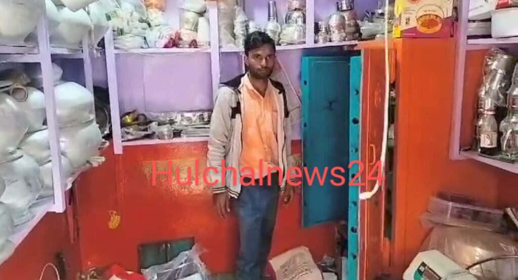 दो आभूषण दुकानों से लाखों की चोरी ; श्वान दस्ता व एफएसएल टीम ने की जांच पड़ताल