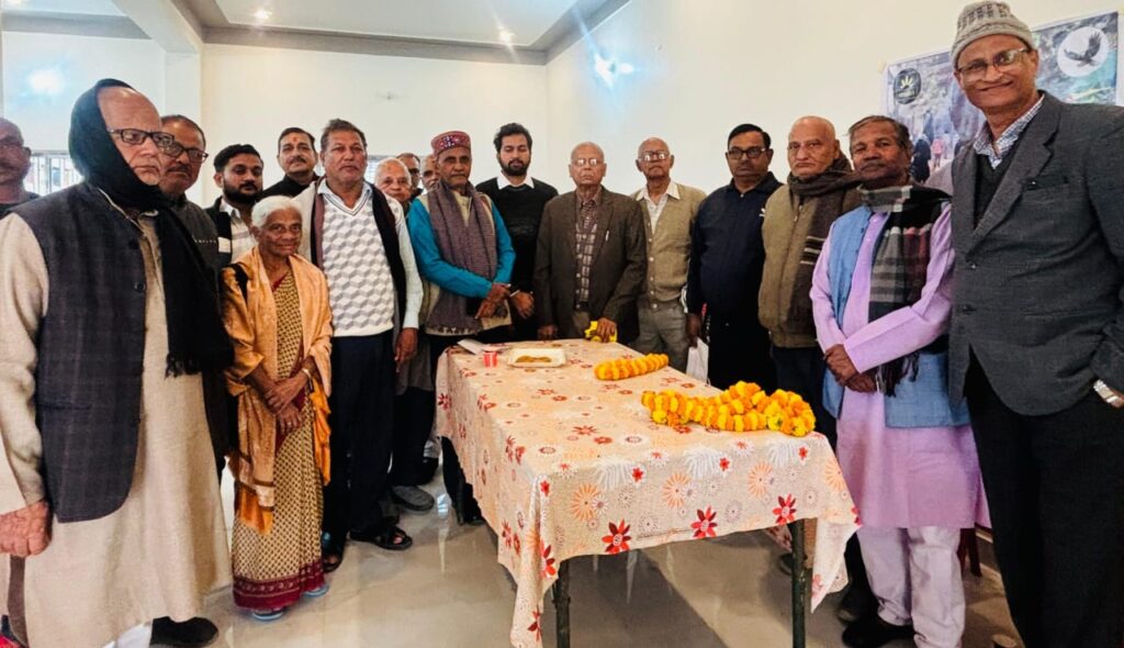 संवाद सम्मान कार्यक्रम के दौरान छाया रहा शहर के प्रभुनाथ नगर मोहल्ला में जल जामव की समस्या ; डॉ बीएनपी सिंह को किया गया सम्मानित