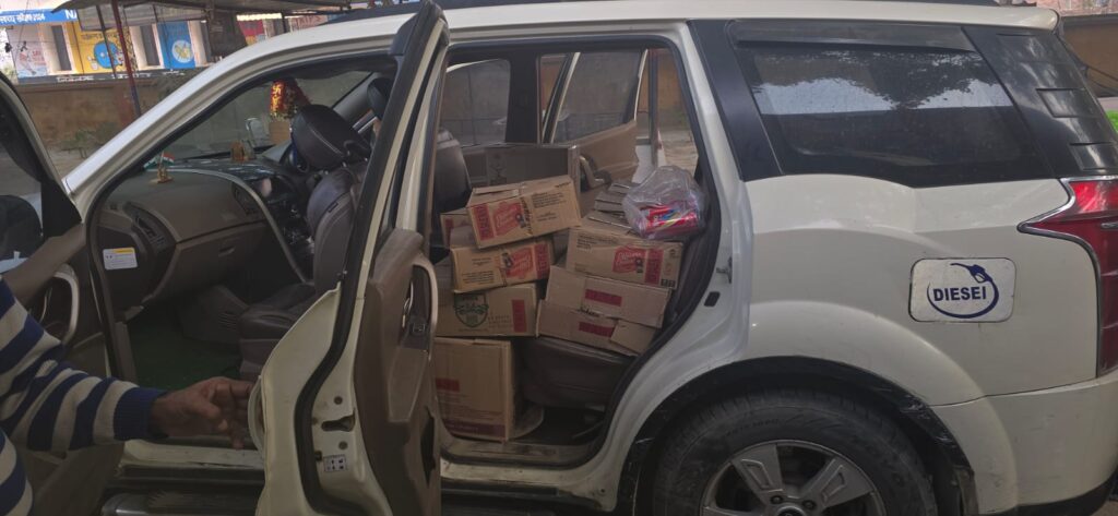 वाहन जांच को देखते ही लग्जरी कार से कूदकर भागा व्यक्ति ; जांच के दौरान कार से निकला भारी मात्रा में विदेशी शराब