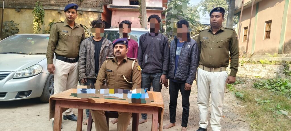 लूट की योजना बना रहे नट गिरोह के चार अपराधी हथियार के साथ गिरफ्तार ; गुप्त सूचना के आधार पर अंतर जिला गिरोह का भंडाफोड़