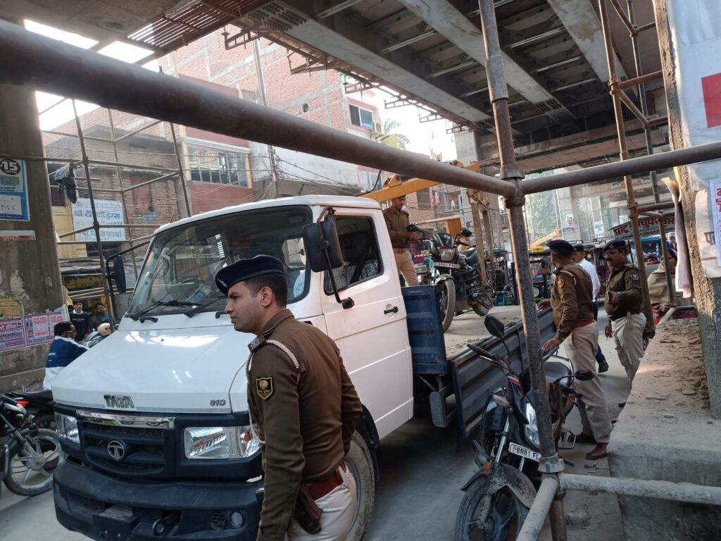 सड़क पर इधर-उधर गाड़ी को किया पार्क तो आपकी गाड़ी टोचन कर पहुंच जाएगी यातायात थाना ; फिर भरना पड़ेगा जुर्माना