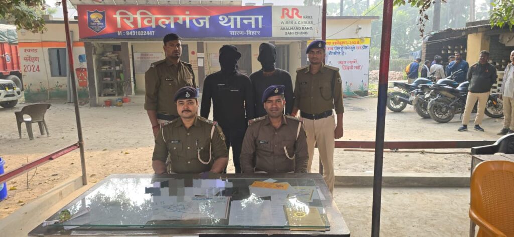 लूटी गई तीन रेसर बाइक एवं देसी कट्टा के साथ अंतर जिला गिरोह के दो कुख्यात अपराधी गिरफ्तार