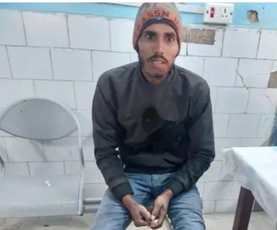 पिकनिक मनाने के दौरान तालाब किनारे चली गोली से एक युवक जख्मी ; एक बदमाश को लोगों ने पकड़ पिटाई के बाद पुलिस को सौंपा