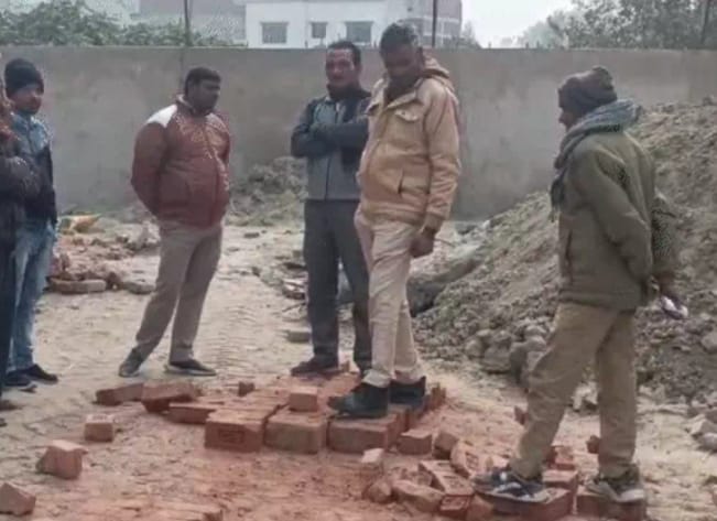 प्रेम प्रसंग में एक युवक की हत्या झाड़ी से किया गया शव बरामद ; जांच के लिए पहुंची एफएसएल टीम