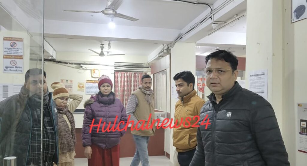 नगर थाना के समीप स्थित पंजाब नेशनल बैंक का ताला तोड़ चोरी का प्रयास ; जांच के लिए पहुंचे डीएसपी