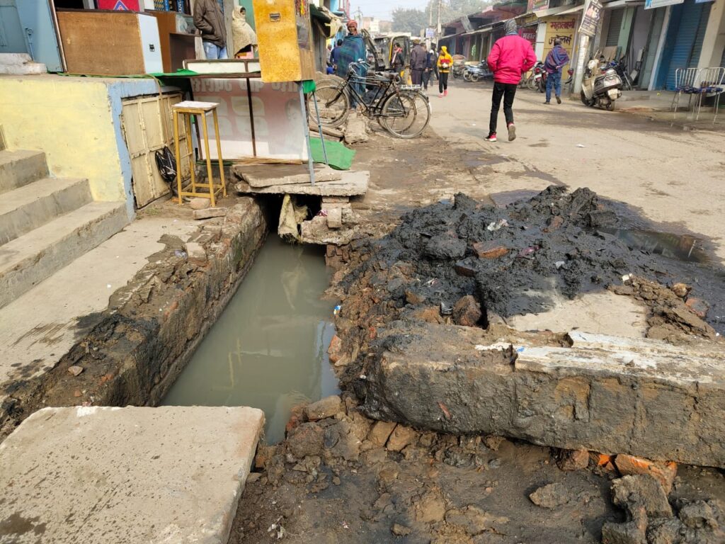 नाला की सफाई के नाम पर नाला और स्लैप की हो रही तोड़ाई ; मोहल्ले वासियों में आक्रोश