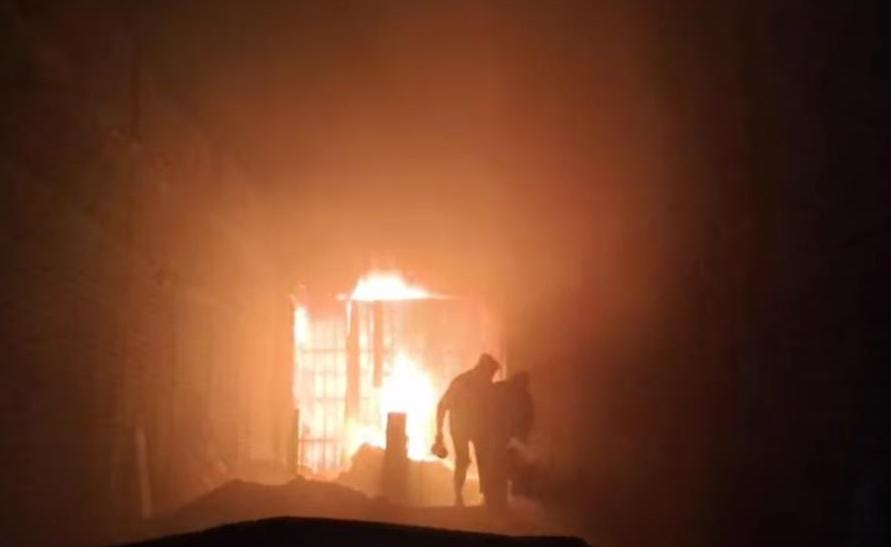 हार्डवेयर दुकान में भीषण अगलगी से लाखों की संपत्ति जलकर हुई खाक