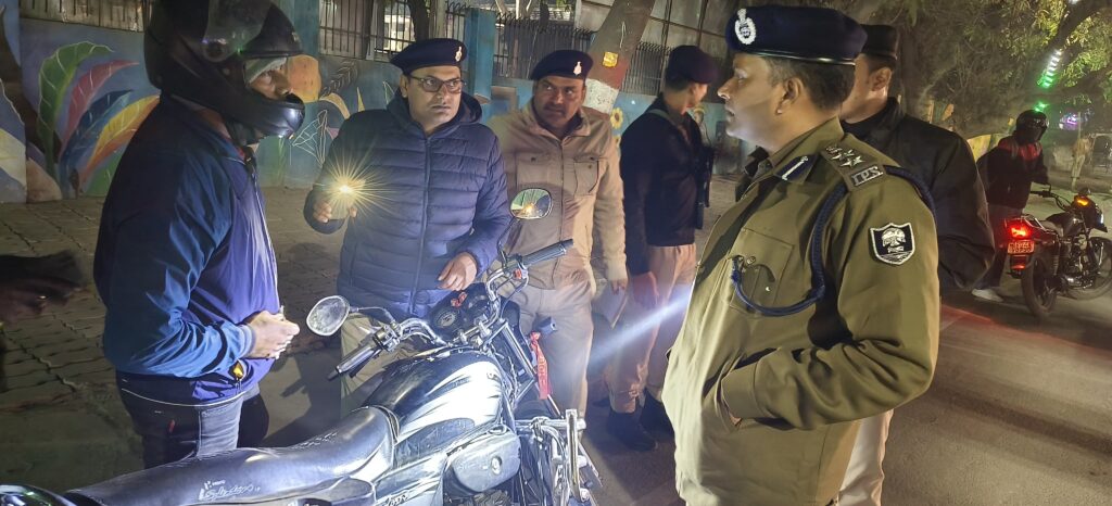 देर रात तक चले रोको टोको अभियान में सारण एसपी भी हुए शामिल ; सभी वाहनों की की गई सघन जांच