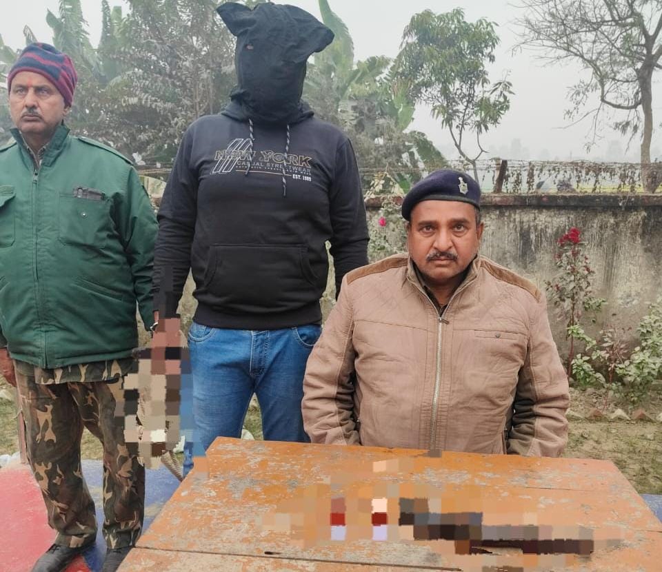 कुख्यात वांछित अपराधी देसी कट्टा व दो जिंदा कारतूस के साथ गिरफ्तार कर भेजा गया जेल