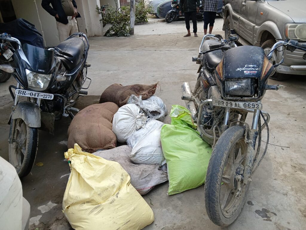 410 ली० देसी शराब के साथ दो बाइक जब्त ; एक कारोबारी गिरफ्तार कर भेजा गया जेल, दूसरा फरार