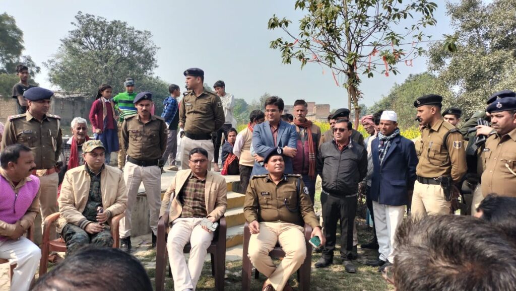 असामाजिक तत्वों ने धार्मिक स्थल के प्रतिमा को तोड़ा ; कैंप कर रही पुलिस, मौके पर पहुंचे डीएम एसपी