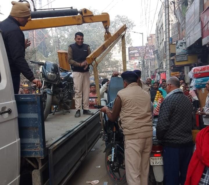 वाहन सड़क पर की पार्किंग तो होगी जब्त ; यातायात नियमों का उल्लंघन करने वाले 28 वाहनों से वसूला गया 75 हजार रुपये का जुर्माना, मचा हड़कंप