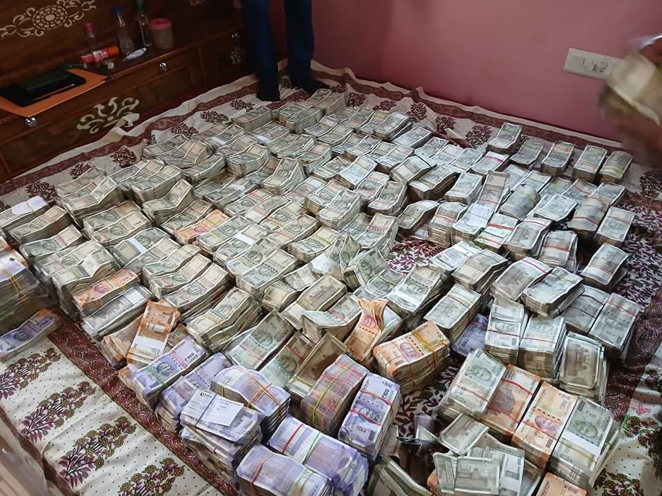 जिला शिक्षा पदाधिकारी (DEO) निकला करोड़पति ; निगरानी की एक साथ कई ठिकानों पर छापेमारी