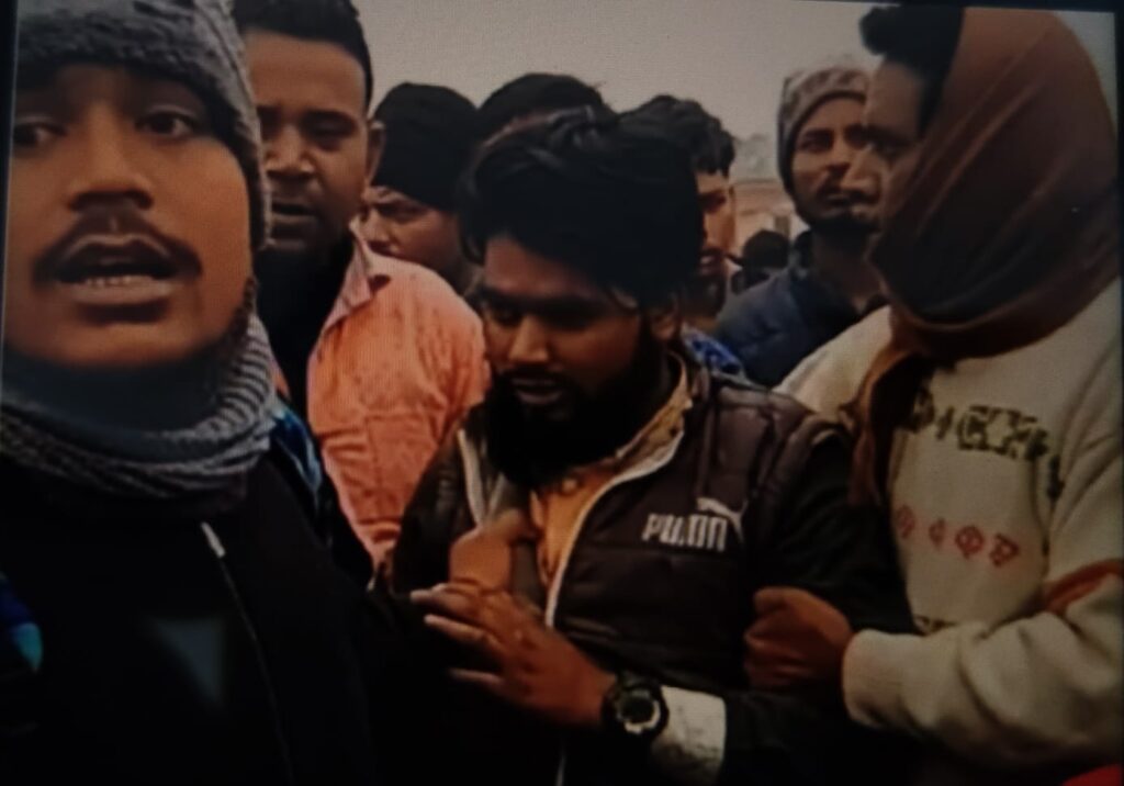 मनचले मौलवी ने कोचिंग जा रही छात्रा पर किया धारदार हथियार से हमला ; बचाने गई उसकी सहेली पर भी किया वार, भर्ती