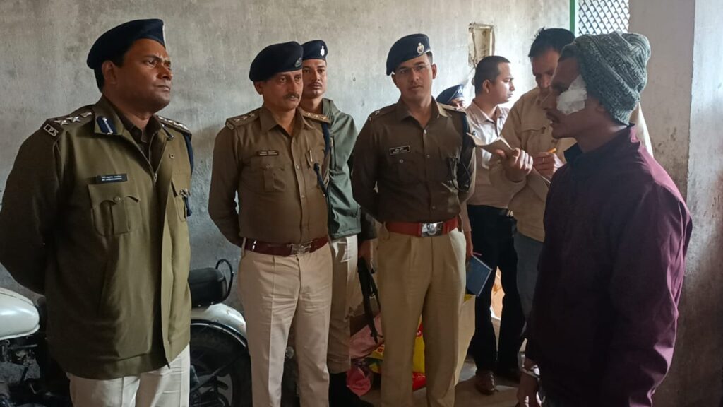 घर वालों को बंधक बना कर लाखों की डकैती ; एफएसएल व डॉग स्क्वायड टीम कर रही जांच