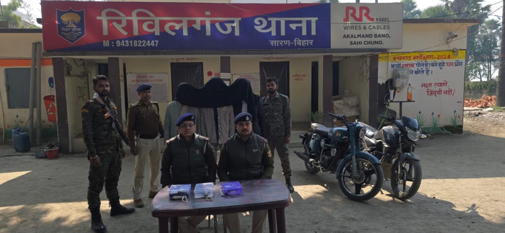 जिले का कुख्यात शराब माफिया रुदल साह सहित तीन अपराध कर्मी गिरफ्तार; दो पिस्टल एवं चार जिंदा कारतूस बरामद