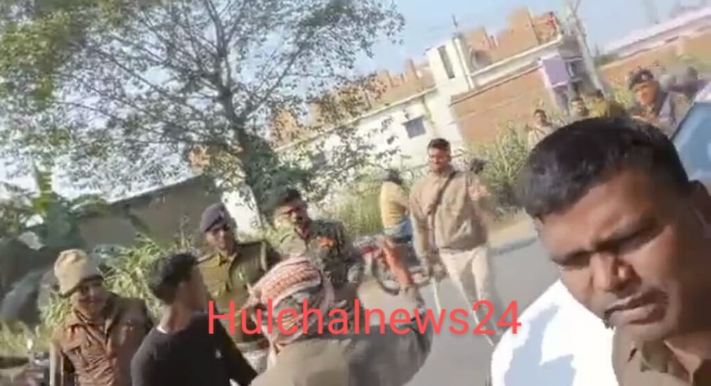 पुलिसिया कार्रवाई के खिलाफ पीड़ित परिवार व आक्रोशित ग्रामीणों का फूटा गुस्सा ; सड़क जाम कर एक घंटे तक किया प्रदर्शन