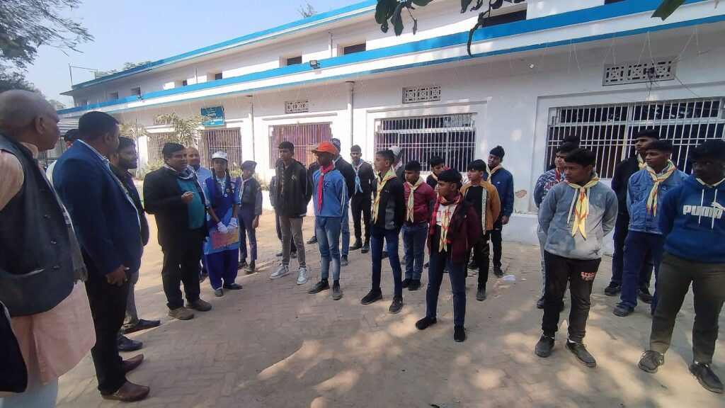 जिला शिक्षा पदाधिकारी व जिला मुख्य आयुक्त ने राष्ट्रीय डायमंड जुबली जंबूरी के लिए सारण के 16 स्काउट व 5 गाइड की टीम को हरी झंडी दिखाकर किया रवाना