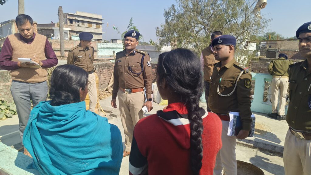 हत्याकांड के घटनास्थल का पुलिस अधीक्षक ने किया निरीक्षण ; सम्बंधित पदाधिकारियों को दिए आवश्यक दिशा-निर्देश