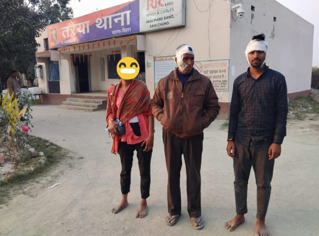 खेलने के विवाद में युवक को घर से खींच कर धारदार हथियार से मारा ; बीच बचाव करने पर पिता व बहन को भी बेरहमी से पीटा