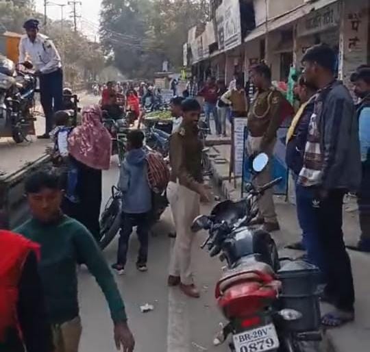 यातायात नियमों का उल्लंघन कर सड़क पर गाड़ी पार्क करने वालों के खिलाफ जिला प्रशासन ने चलाया अभियान ; ने वाले 38 वाहनों से वसूला गया 74 हजार रुपये का जुर्माना, मचा हड़कंप
