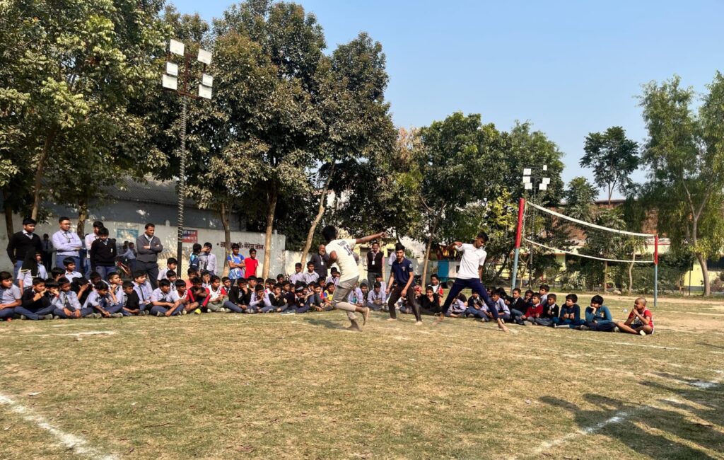 मानसिक विकास के साथ शारीरिक विकास के लिए भी प्रयत्नशील है आरएनपी ; वार्षिक खेलकूद प्रतियोगिता स्फूर्ति से छात्र-छात्राएं दिखा रहे कौशल