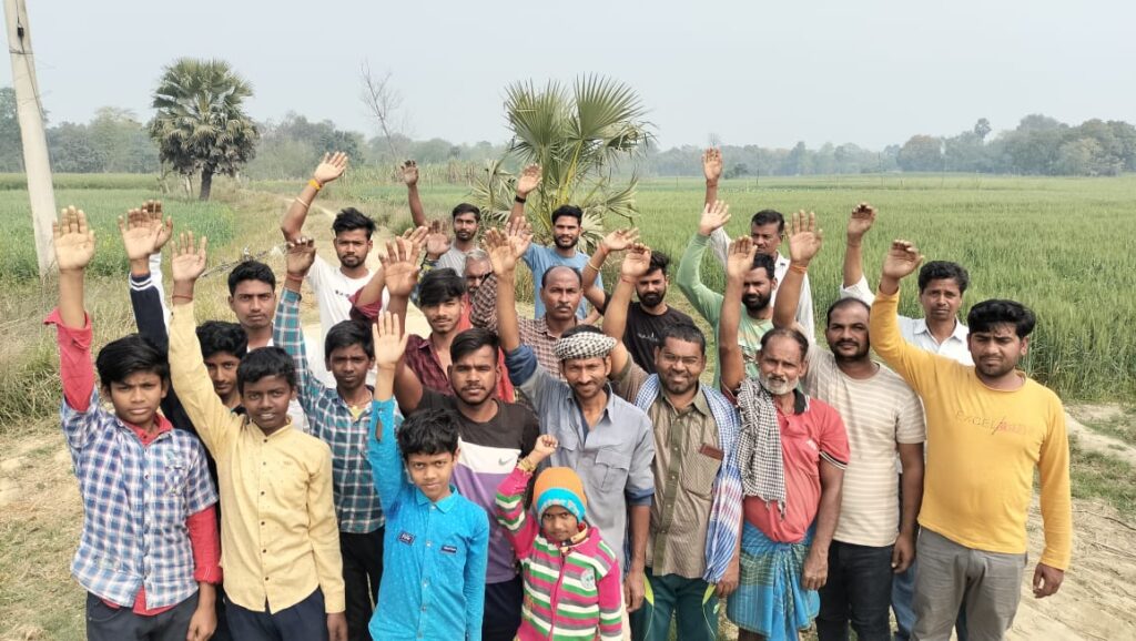 सड़क पक्कीकरण नहीं होने से लोगों में आक्रोश ; सड़क पर किया प्रदर्शन