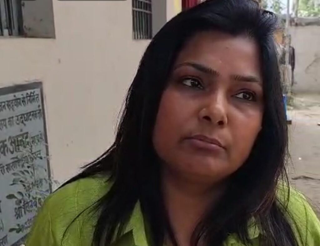 पुलिस बनकर थाना में जब्त वाहन की नीलामी के नाम पर महिला बैंक कर्मी से ₹80 हजार की ठगी