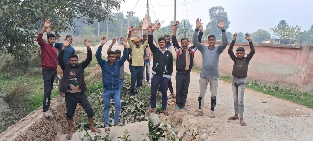 पुलिया ध्वस्त होने पर सरकारी महकमे व जनप्रतिनिधियों की उदासीनता से नाराज ग्रामीणों ने प्रदर्शन कर जताया विरोध